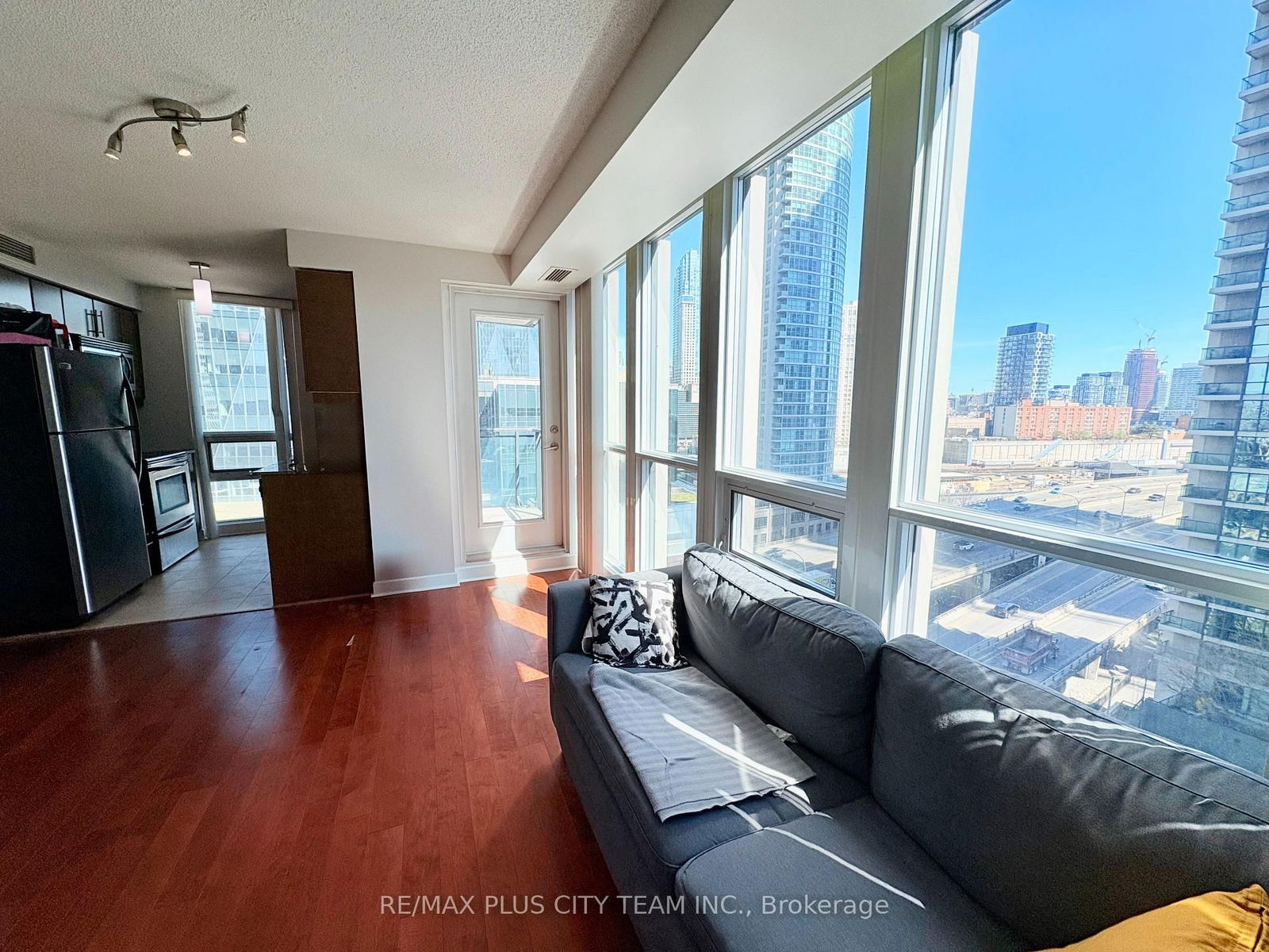 Condo for sale at 1305-18 Harbour Street, Toronto, Waterfront Communities C1, M5J 2Z6 - MLS: C12098899