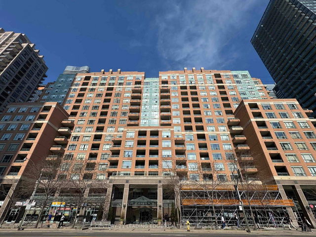 904 - 887 Bay Street