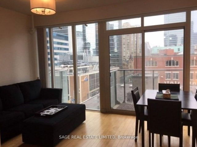 712 - 126 Simcoe Street