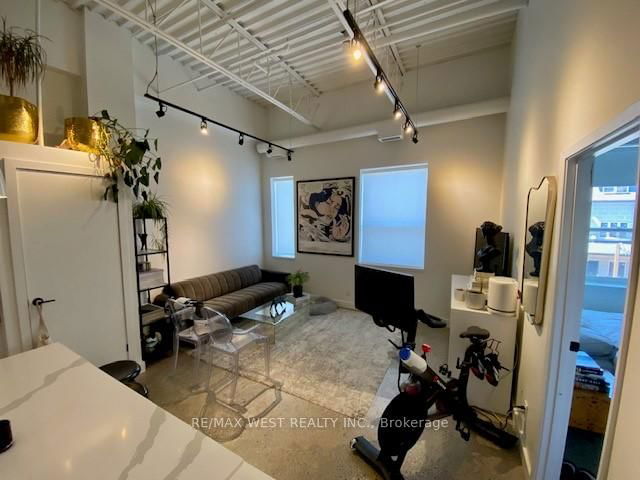 204 - 809 Dundas Street