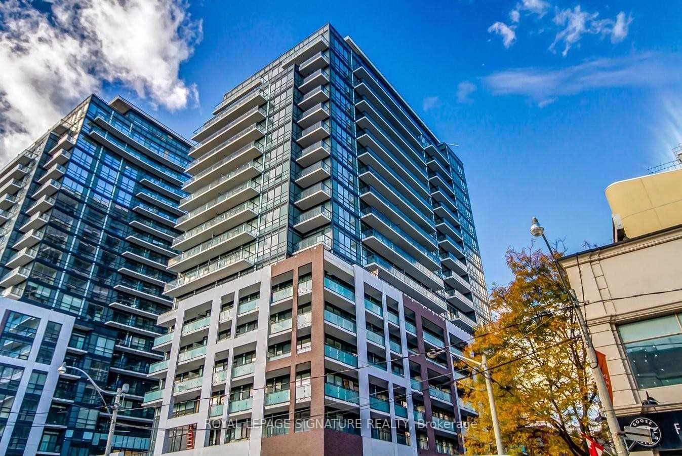 Welcome to Axiom by Greenpark. Spacious Well Laid Out Floorplan W/ No Wasted Space.1 Bedroom + Den(2nd Bdrm or Office) w/9ft Flr To Ceiling Windows w/ Hrdwd Floors Throughout. Ultra Modern Open Concept Kitchen W/Quartz Countertop, S/S Appliances, 24 Hr Concierge. Walking Distance To Financial District, St. Lawrence Market, George Brown, Ryerson, Eaton Centre, Sugar Beach & Much More! Walking Score 98, Transit/Bike Score 100. Must See! Luxury Amenities Include; Gorgeous Rooftop Terrace, Party/Meeting Room, Gym, Sauna, Yoga Classes, Visitor Parking, 24 Hr Concierge, Guest Suites & More! Modern.