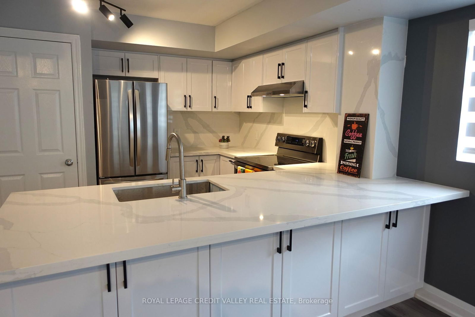Townhouse for lease at TH 53-208 Niagara Street, Toronto, Niagara, M6J 3W5 - MLS: C12105622