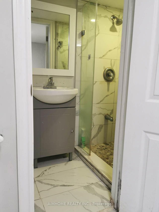 Basement Ensuite Room - 253 Palmerston Avenue