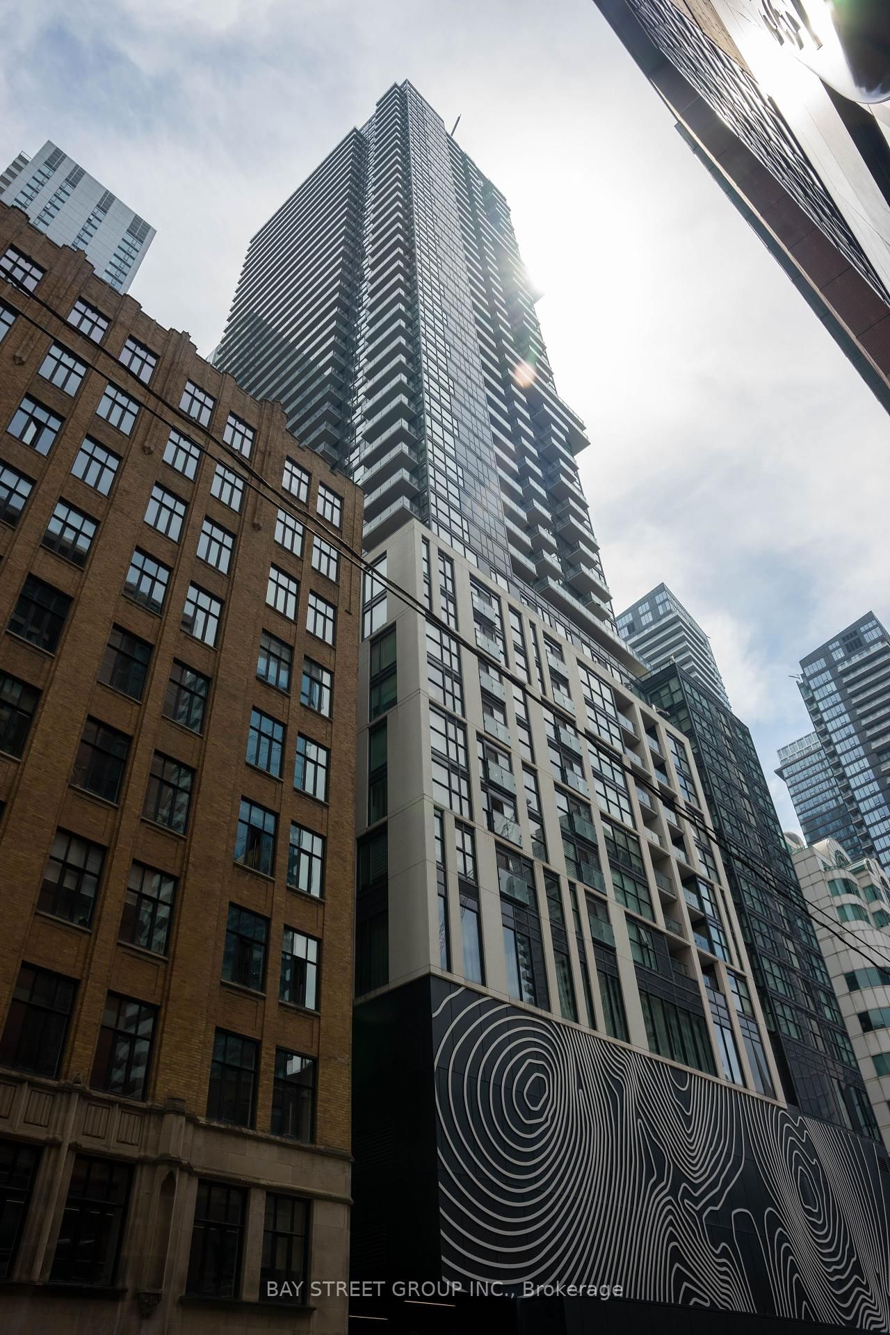 Luxury one bedroom condo in Downtown of Toronto. Bright And Open Layout& Natural Light. Close To Financial District, Rogers Center, Restaurants and Public Transit. This Modern Unit Is Ideal For Savvy Urban Professions