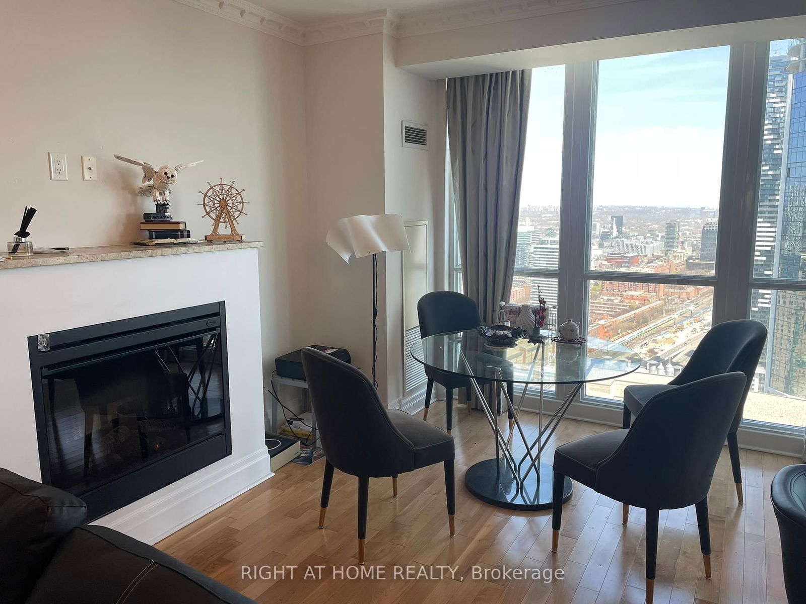 Condo for lease at 4904-16 Harbour Street, Toronto, Waterfront Communities C1, M5J 2Z7 - MLS: C12109329