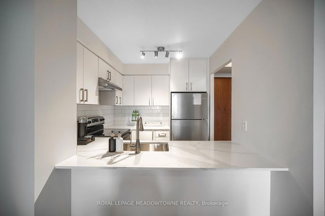 401 - 18 Pemberton Avenue