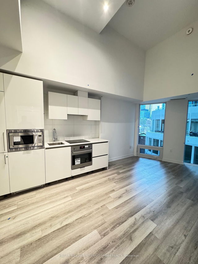 605 - 234 Simcoe Street