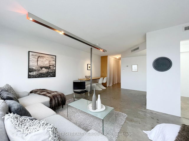2316 - 1001 Bay Street