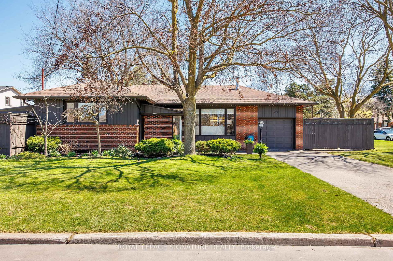 Detached House sold at 30 Pitcairn Crescent, Toronto, Victoria Village, M4A 1P4 - MLS: C12110728