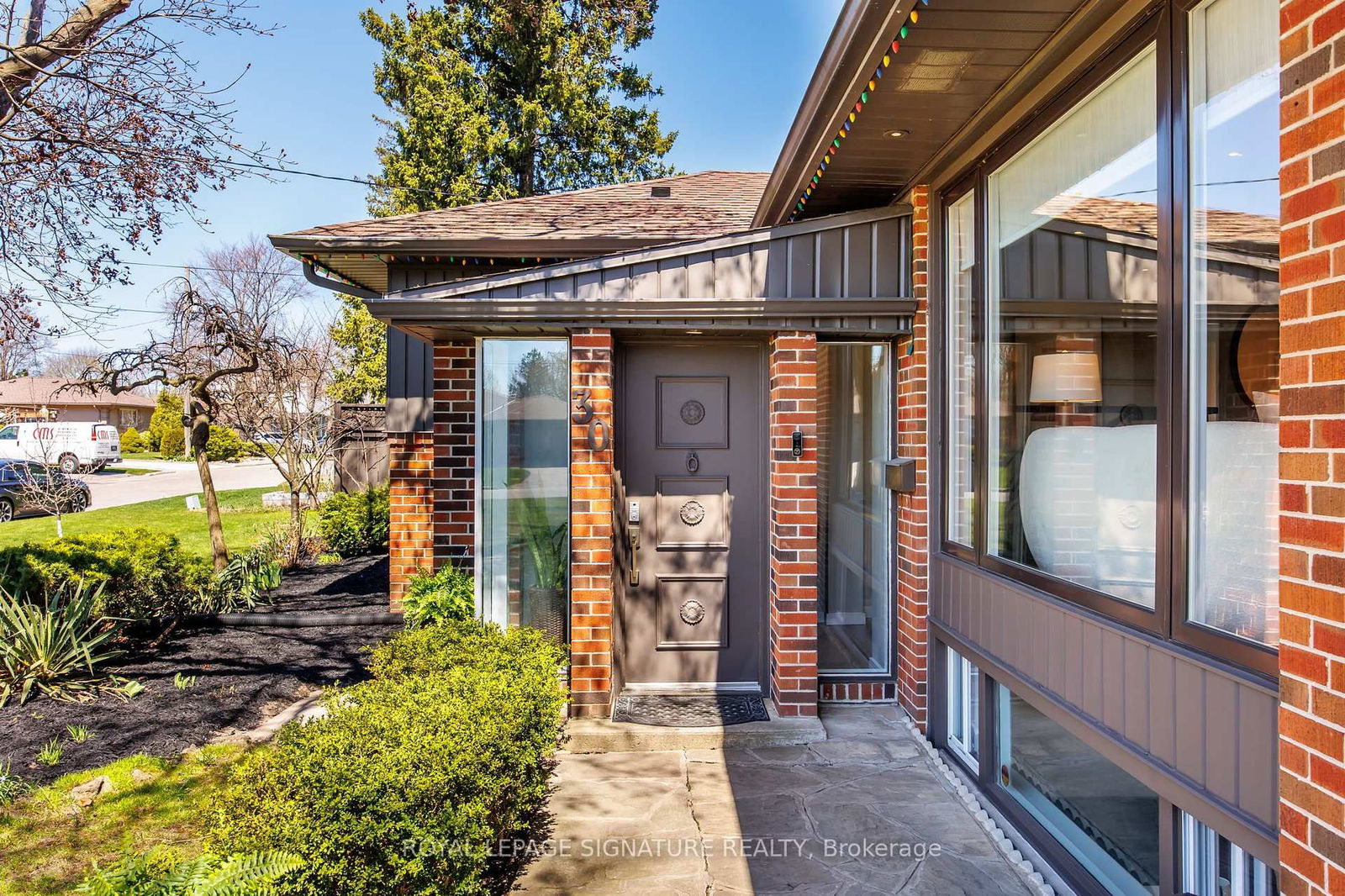 Detached House sold at 30 Pitcairn Crescent, Toronto, Victoria Village, M4A 1P4 - MLS: C12110728