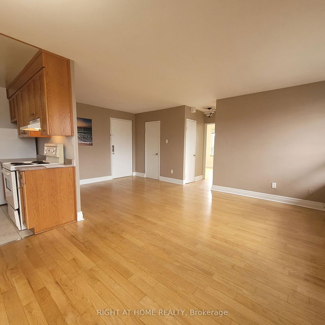 302 - 2125 Avenue Road