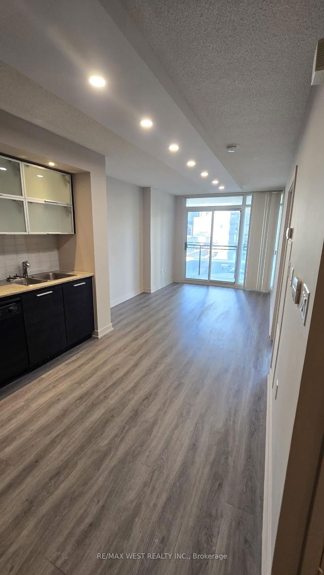 1201 - 25 Capreol Court