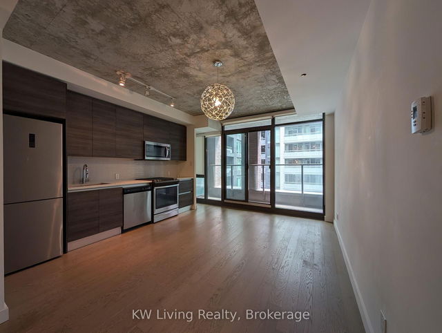 420 - 111 Bathurst Street