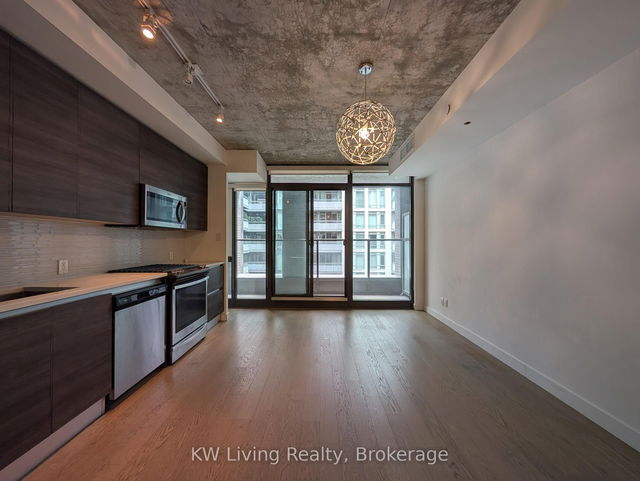 420 - 111 Bathurst Street