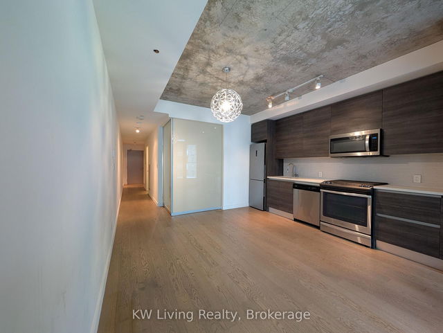 420 - 111 Bathurst Street