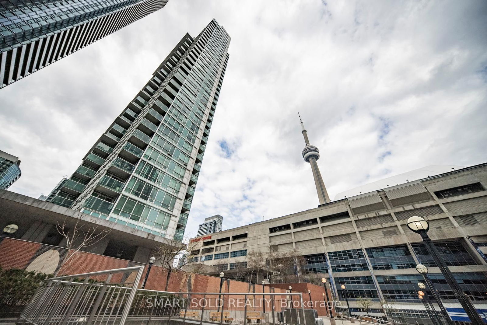 Condo for sale at 2710-81 Navy Wharf Court, Toronto, Waterfront Communities C1, M5V 3S2 - MLS: C12112536
