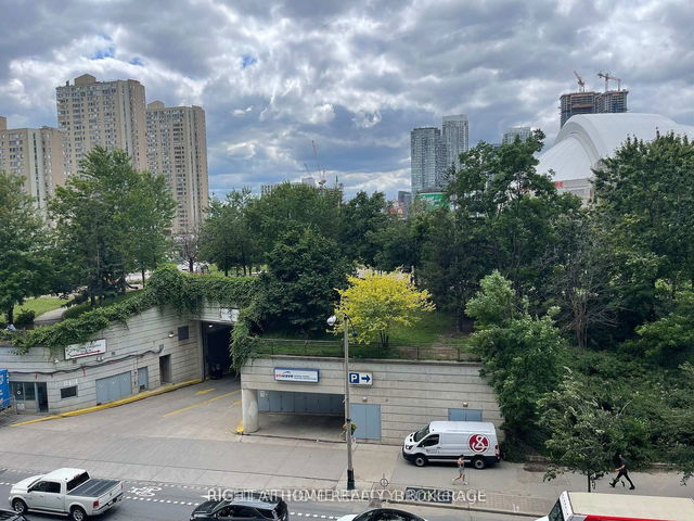 516 - 25 Lower Simcoe Street