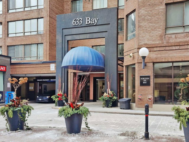 901 - 633 Bay Street