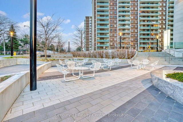524 - 585 Bloor St E . Street