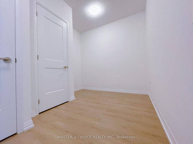 806 - 25 Holly Street