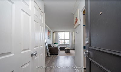 Unit 1709 — 60 Pavane Linkway, Toronto - Flemingdon Park image-0-4