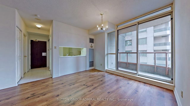 1807 - 736 Bay Street