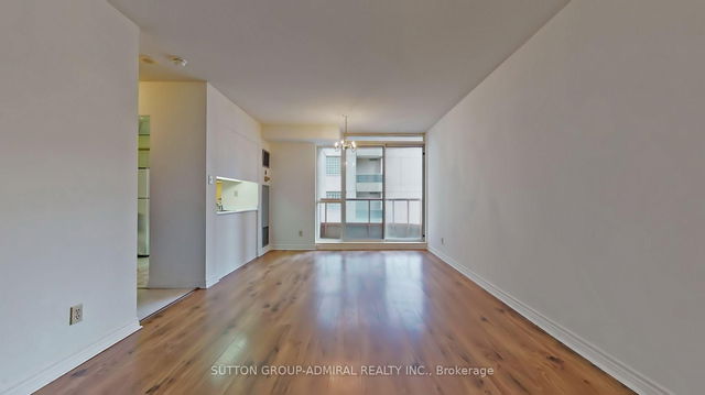 1807 - 736 Bay Street