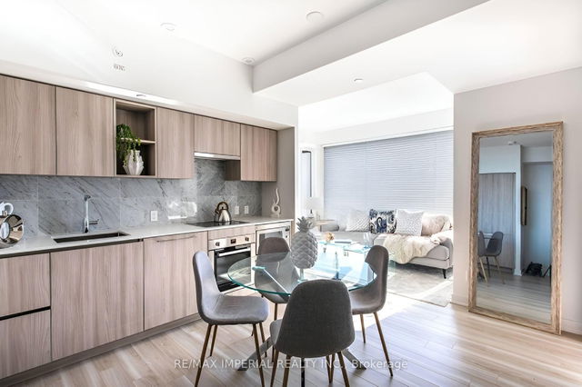 611 - 19 Bathurst Street