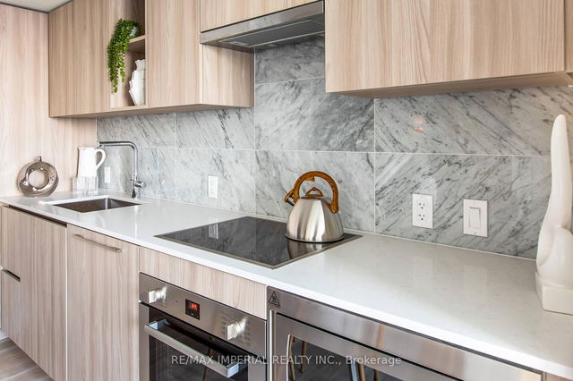 611 - 19 Bathurst Street