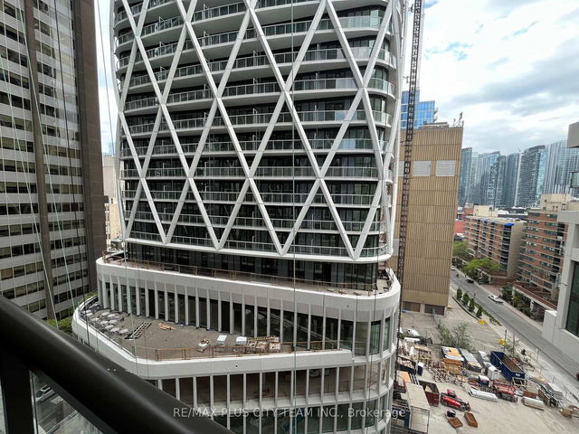 1008 - 238 Simcoe Street