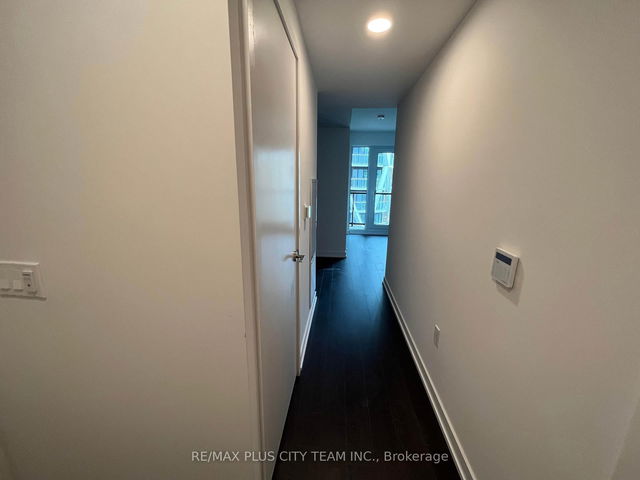 1008 - 238 Simcoe Street