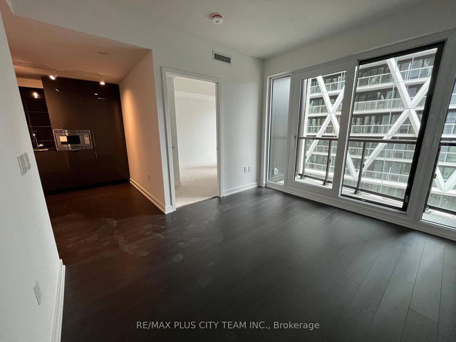 1008 - 238 Simcoe Street