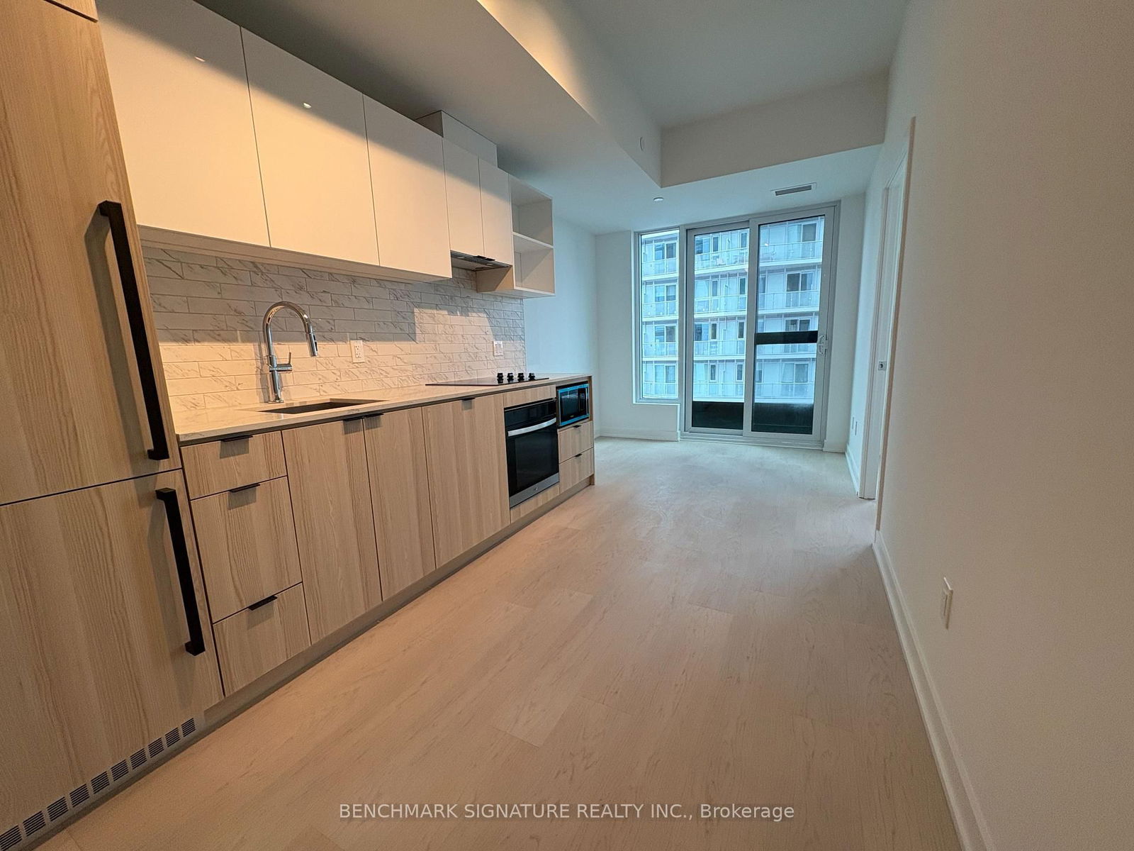 Luxury Urban Lifestyle Living, Spacious Brand New Condo in The Heart of the Downtown Toronto Area.  Bright with East Exposure.  Modern Open Concept Kitchen Combine with Living and Dining Room with High-End Appliances. Den can be used as 2nd Bedroom with closure that fit a bed with work desk, OR a Home Office. Excellent and Modern Amenities: 24/7 Concierge, Gym/Exercise Room/Yoga Studio, Outdoor Patio Area.  Steps to Yonge/Dundas Square, TMU, Streetcar/Bus Stops, Eaton Centre, Subways, Cinema and Groceries.  Closed to Hospital, Financial Area and Restaurants and Theatres.