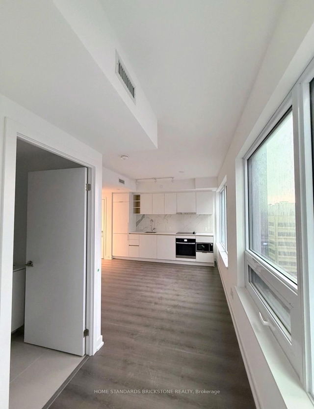 2515 - 8 Wellesley Street