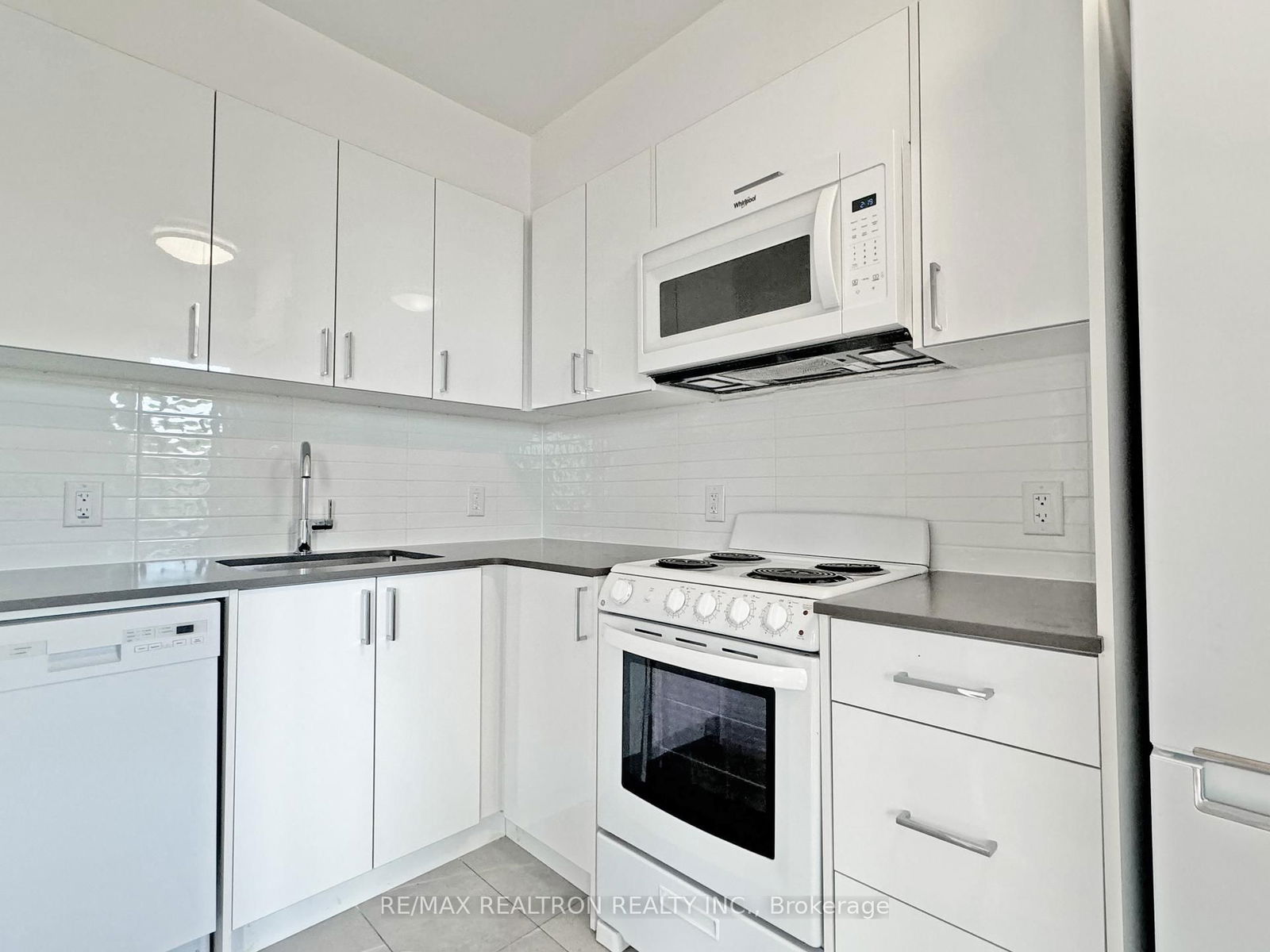 Condo for lease at 221-398 Avenue Road, Toronto, Casa Loma, M4V 2H5 - MLS: C12118904