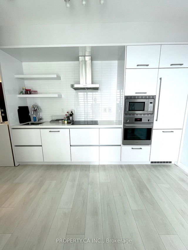 4207 - 2221 Yonge Street