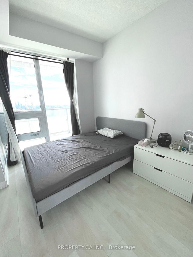 4207 - 2221 Yonge Street