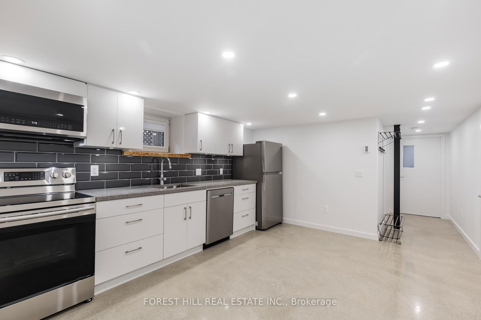 Semi-Detached House for lease at Lower-13 Barton Avenue, Toronto, Annex, M5R 1G7 - MLS: C12120561