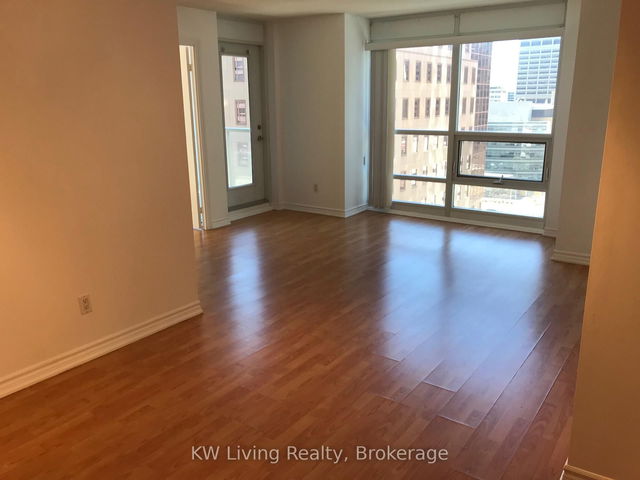 1009 - 761 Bay Street