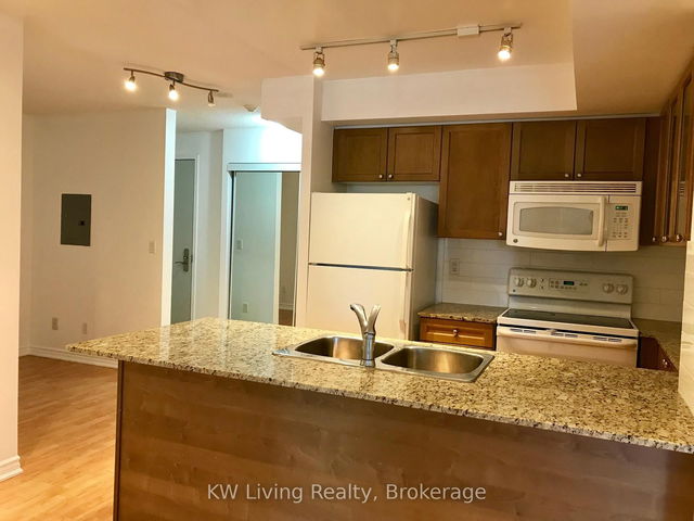1009 - 761 Bay Street