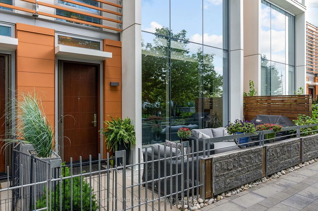 Th 115 - 29 Queens Quay