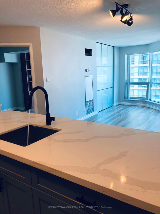 804 - 10 Yonge Street