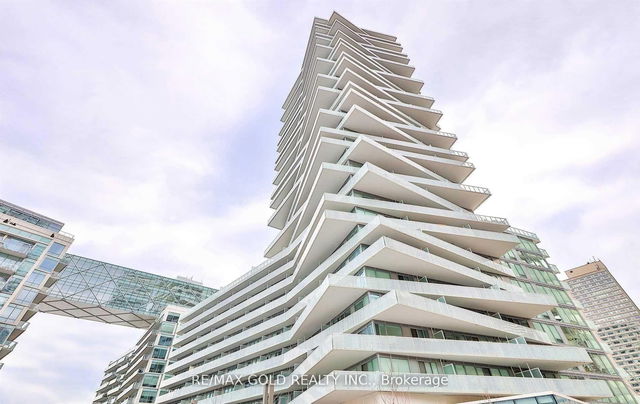 812 - 15 Queens Quay