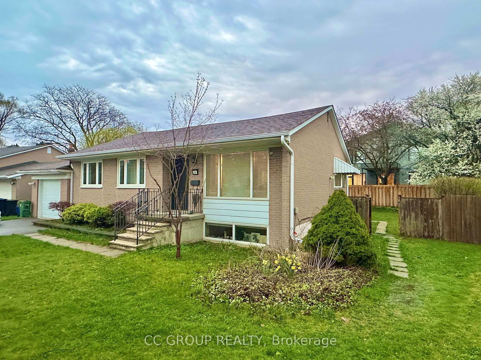 Detached House for lease at 5 Cedarbank Crescent, Toronto, Banbury-Don Mills, M3B 3A3 - MLS: C12122723