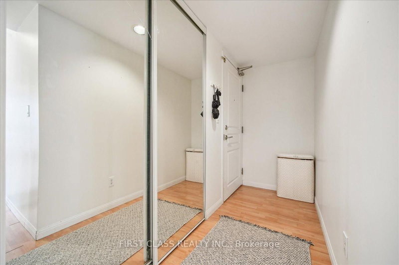 619 - 140 Simcoe St, Toronto, M5H 4E9 | Image 3