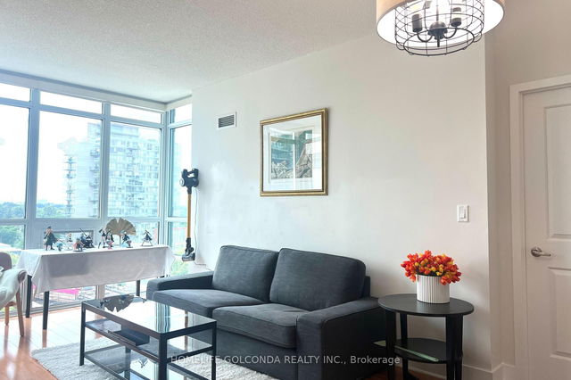 801 - 26 Norton Avenue