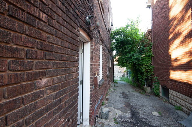 Upper - 567 Oakwood Avenue