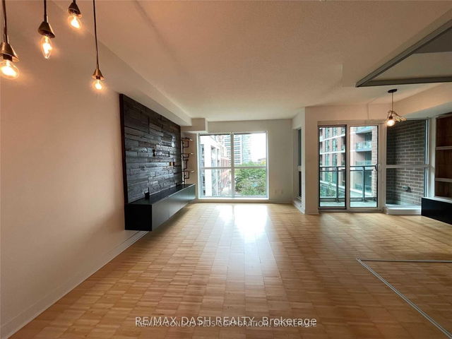 N424 - 1169 Queen Street