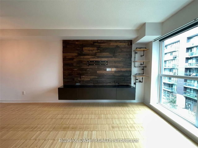 N424 - 1169 Queen Street