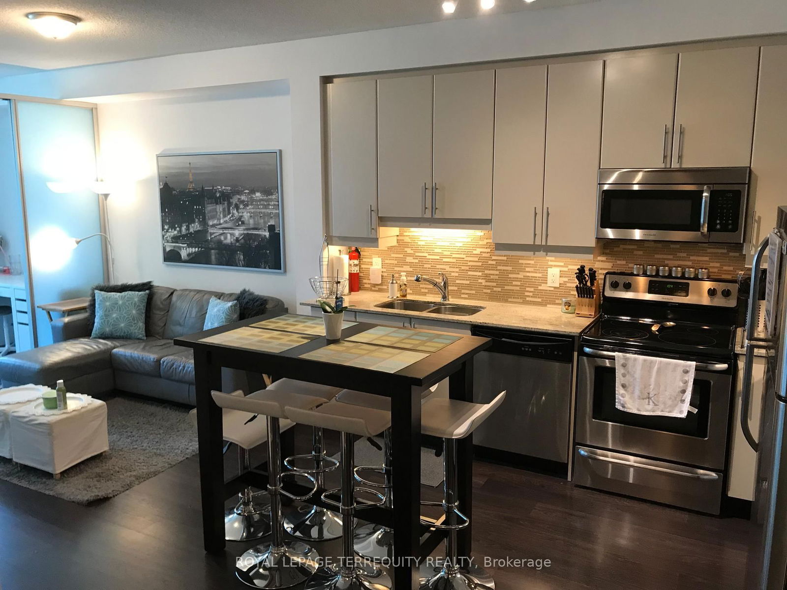 Discover urban living at its finest with stunning views of the iconic CN Tower, Scotiabank Arena,and the vibrant core of downtown. This freshly painted move-in-ready suite features a versatile separate den space perfect for a home office. The west exposed balcony runs the full length of the unit and is added outdoor living space .The Primary Bedrm & den is sun-filled with floor-to-ceiling windows. Sit out and watch the sunsets from the larger balcony with parial lake views. HIgh above the city.enjoy life in a well-maintained building offering resort-style amenities including a fully equipped gym, indoor pool, sauna, tennis & squash courts, guest suites, and 24/7 security & concierge. Live in the heart of one the best locations in the city to catch a game,concert,walk to the lake,catch the ferry to Centre Island,walk up to StLawrence Mkt or head to some of the many upcoming city street festivals.Downtown living is right here @ 33 Bay Pinnacle Centre